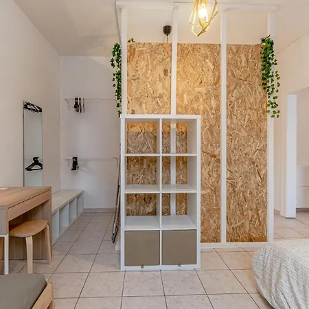3 Appts - 3 A 7 Lits - Parfait 6 A 10 Pers - Max 29 Pers - 1 Immeuble - Convivialite, Rentabilite ------ - 3 Apts - 3 To 7 Beds - Ideal For 6 To 10 Guests - Up To 29 - Same Building -- Cattenom