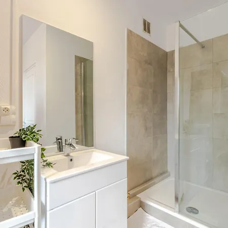 3 Appts - 3 A 7 Lits - Parfait 6 A 10 Pers - Max 29 Pers - 1 Immeuble - Convivialite, Rentabilite ------ - 3 Apts - 3 To 7 Beds - Ideal For 6 To 10 Guests - Up To 29 - Same Building -- Cattenom Apartman Hettange-Grande
