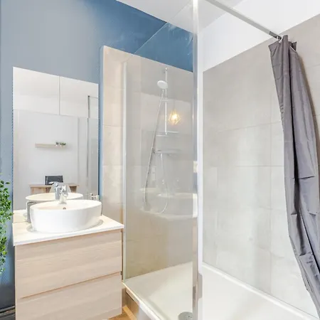 3 Appts - 3 A 7 Lits - Parfait 6 A 10 Pers - Max 29 Pers - 1 Immeuble - Convivialite, Rentabilite ------ - 3 Apts - 3 To 7 Beds - Ideal For 6 To 10 Guests - Up To 29 - Same Building -- Cattenom