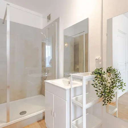 3 Appts - 3 A 7 Lits - Parfait 6 A 10 Pers - Max 29 Pers - 1 Immeuble - Convivialite, Rentabilite ------ - 3 Apts - 3 To 7 Beds - Ideal For 6 To 10 Guests - Up To 29 - Same Building -- Cattenom Appartement
