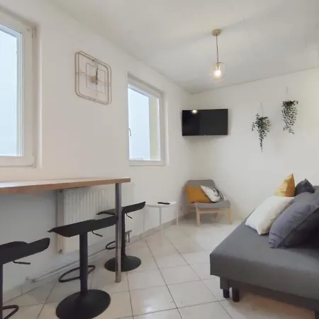 3 Appts - 3 A 7 Lits - Parfait 6 A 10 Pers - Max 29 Pers - 1 Immeuble - Convivialite, Rentabilite ------ - 3 Apts - 3 To 7 Beds - Ideal For 6 To 10 Guests - Up To 29 - Same Building -- Cattenom 아파트