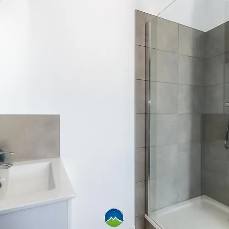 3 Appts - 3 A 7 Lits - Parfait 6 A 10 Pers - Max 29 Pers - 1 Immeuble - Convivialite, Rentabilite ------ - 3 Apts - 3 To 7 Beds - Ideal For 6 To 10 Guests - Up To 29 - Same Building -- Cattenom * Hettange-Grande
